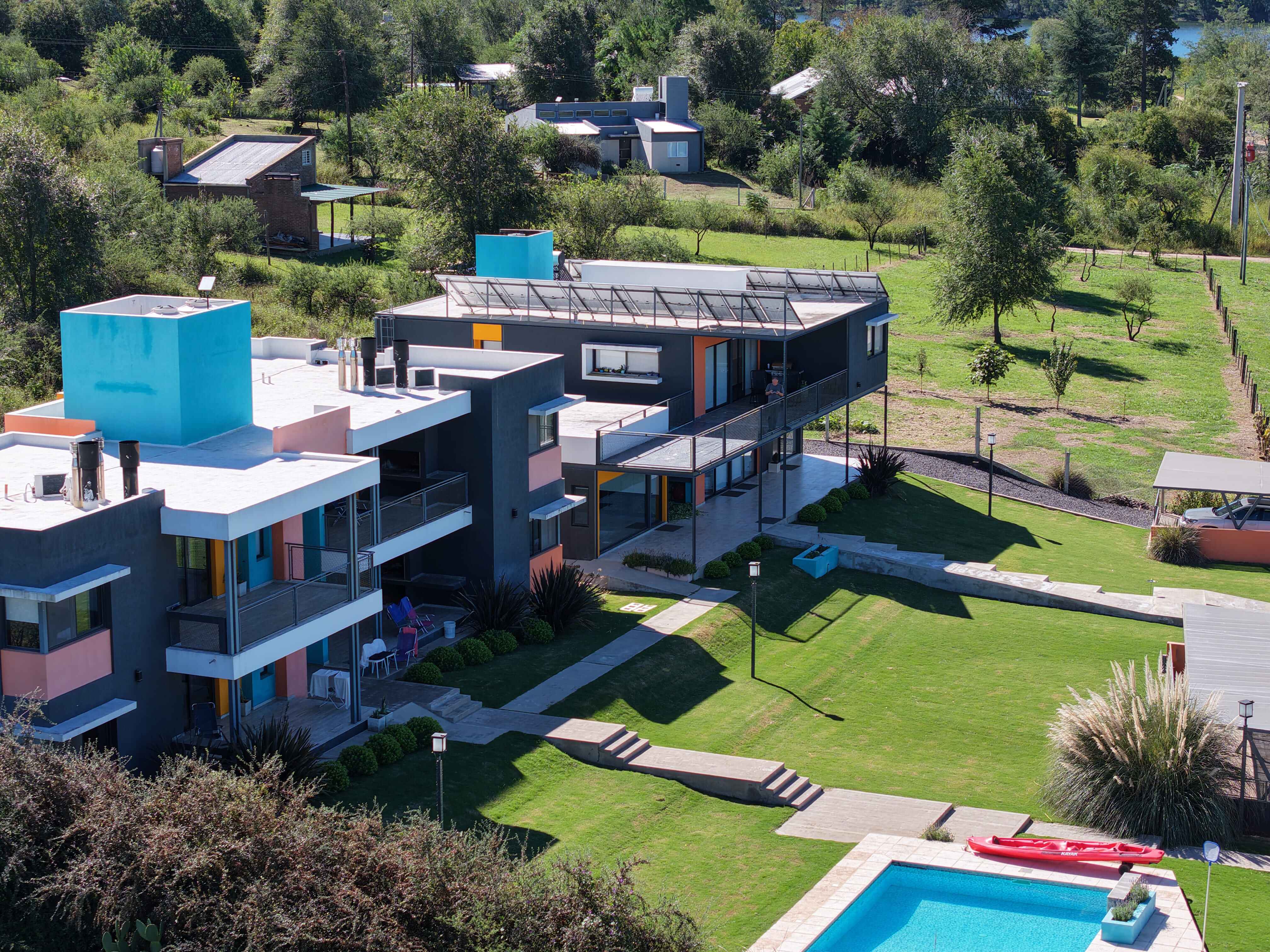 Complejo Cuatro Colores - vistas al lago y sierras